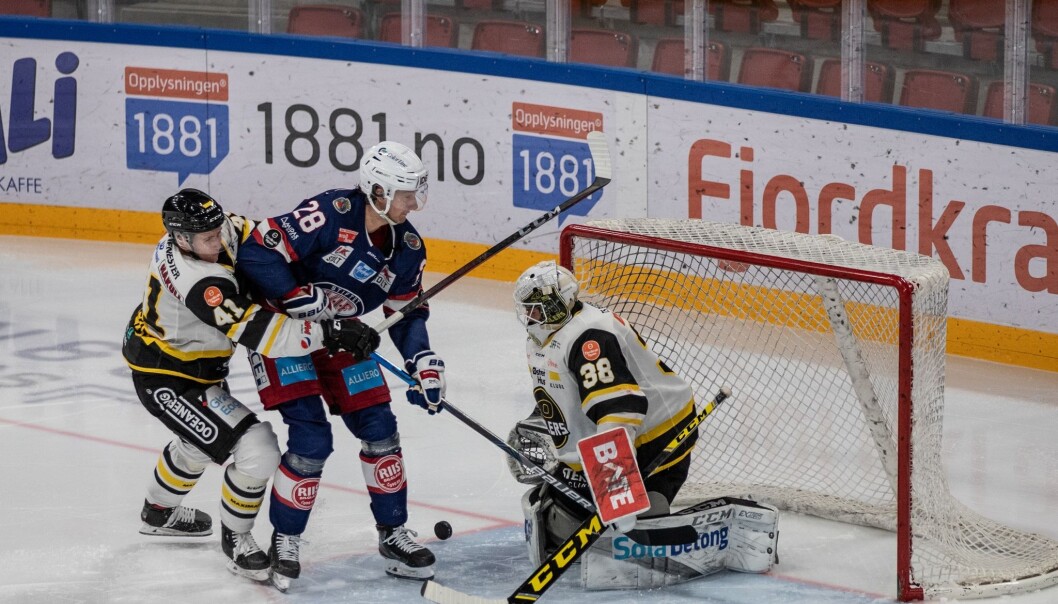 Jørgen Karterud i aksjon mot Stavanger Oilers. Jørgen Karterud i aksjon mot Stavanger Oilers.