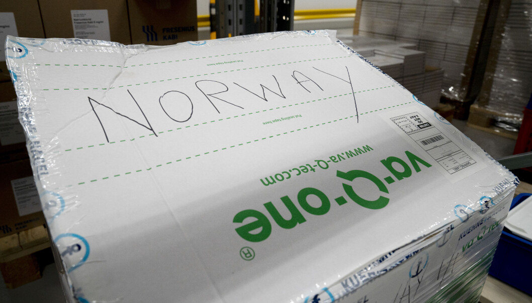 I den hvite boksen merket Norway kom Moderna-vaksinen til Norge i dag. De eldste i Oslo er prioritert fremst av alle. I den hvite boksen merket Norway kom Moderna-vaksinen til Norge i dag. De eldste i Oslo er prioritert fremst av alle.