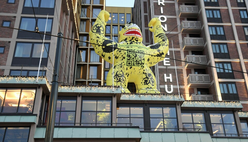 Godzilla-monsteret står plassert på taket av lobbyen til Clarion Hotell The Hub på Jernbanetorget.