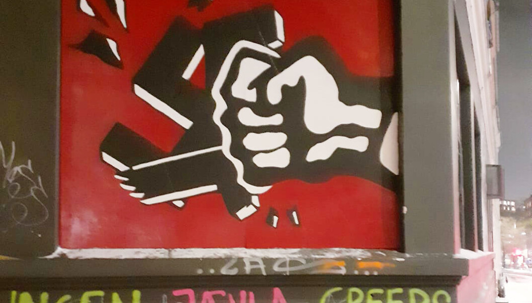 Det antifascistiske veggmaleriet i rødt, hvitt og svart med en knyttneve som knuser et hakekors er blitt et landemerke i Oslo. I romjulen ble symbolet malt over. Det antifascistiske veggmaleriet i rødt, hvitt og svart med en knyttneve som knuser et hakekors er blitt et landemerke i Oslo. I romjulen ble symbolet malt over.