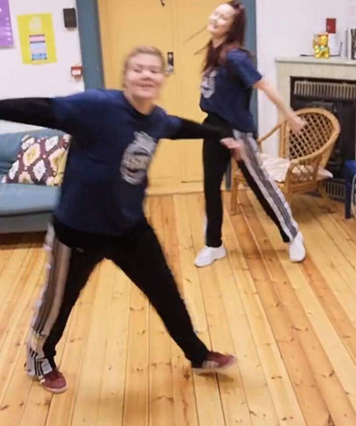 «Emilie og Anja drar frem dansemoves fra Koronahatten, og gleder seg til å danse stue-vennlig direkte inne fra KIGO-kontoret,» er beskjeden fra Emilie Hals (t.v.) og Anja Bjerkelund. «Emilie og Anja drar frem dansemoves fra Koronahatten, og gleder seg til å danse stue-vennlig direkte inne fra KIGO-kontoret,» er beskjeden fra Emilie Hals (t.v.) og Anja Bjerkelund.