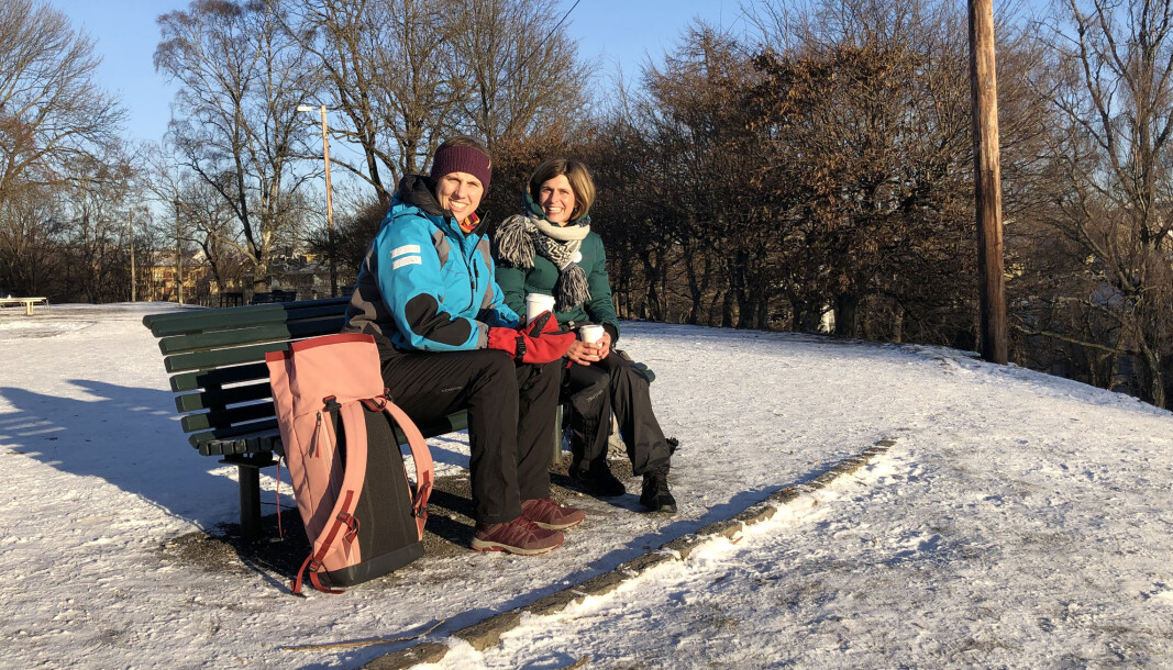 Sibille Gamst (t.v) og Kristin McAdam jobber på den tysk-norske skole i Sporveisgata i bydel Frogner, og nøt sola på en benk i Stensparken fredag. – Vi bruker parkene etter jobb, i stedet for å gå på cafe for å prate, sier de to. Sibille Gamst (t.v) og Kristin McAdam jobber på den tysk-norske skole i Sporveisgata i bydel Frogner, og nøt sola på en benk i Stensparken fredag. – Vi bruker parkene etter jobb, i stedet for å gå på cafe for å prate, sier de to.