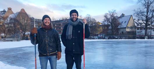 Bendik (28) og Leo (27) spiller tomanns løkkehockey på Fagerborg. Nå snører folk på seg skøytene som aldri før Bendik (28) og Leo (27) spiller tomanns løkkehockey på Fagerborg. Nå snører folk på seg skøytene som aldri før