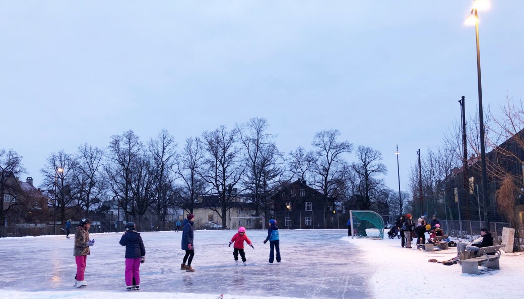 Januar 2021 leverer på isfronten, og skøytene er ute på Sophus Bugges plass (Bayern) på Fagerborg. Januar 2021 leverer på isfronten, og skøytene er ute på Sophus Bugges plass (Bayern) på Fagerborg.