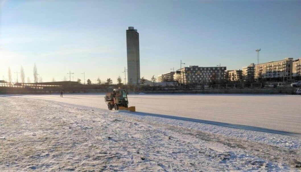 Her er bymiljøetaten i gang med å preppe isen på Vannspeilet i Middelalderparken. Her er bymiljøetaten i gang med å preppe isen på Vannspeilet i Middelalderparken.