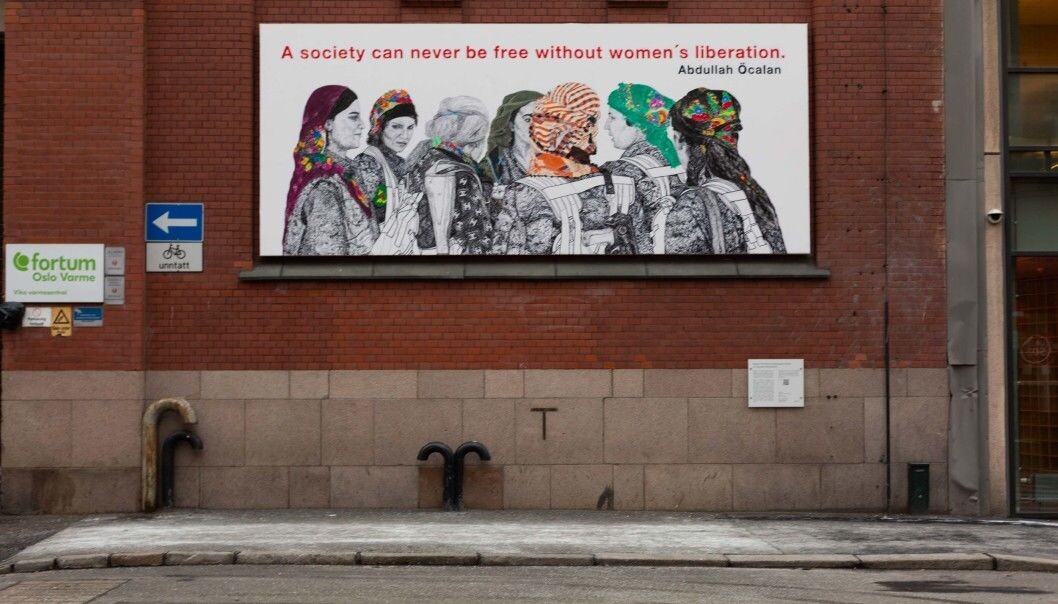 — Kravet om å fjerne Women`s Revolution minner oss om den kolonialistiske undertrykkelsen som har pågått mot oss kurdere i over hundre år, skriver de tre artikkelforfatterne. — Kravet om å fjerne Women`s Revolution minner oss om den kolonialistiske undertrykkelsen som har pågått mot oss kurdere i over hundre år, skriver de tre artikkelforfatterne.