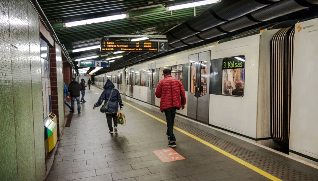 — De involverte fremstår å kjenne hverandre, mener politiet etter voldshendelsen ved Tøyen T-banestasjon søndag morgen. — De involverte fremstår å kjenne hverandre, mener politiet etter voldshendelsen ved Tøyen T-banestasjon søndag morgen.