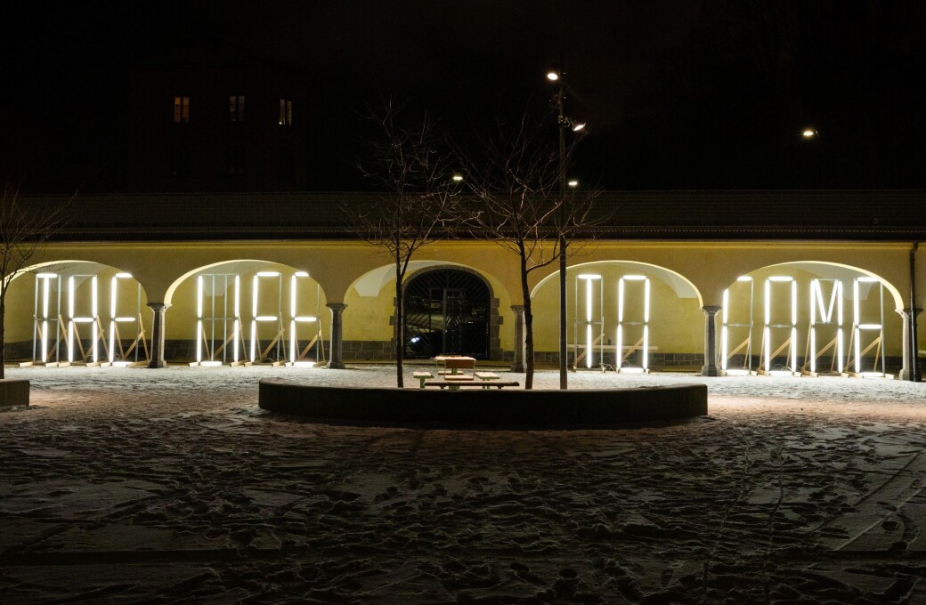 The Life to Come er en lysinstallasjon som også er blitt satt opp på Øyafestivalen. Nå lyser kunstverket opp skolegården på Hersleb. The Life to Come er en lysinstallasjon som også er blitt satt opp på Øyafestivalen. Nå lyser kunstverket opp skolegården på Hersleb.