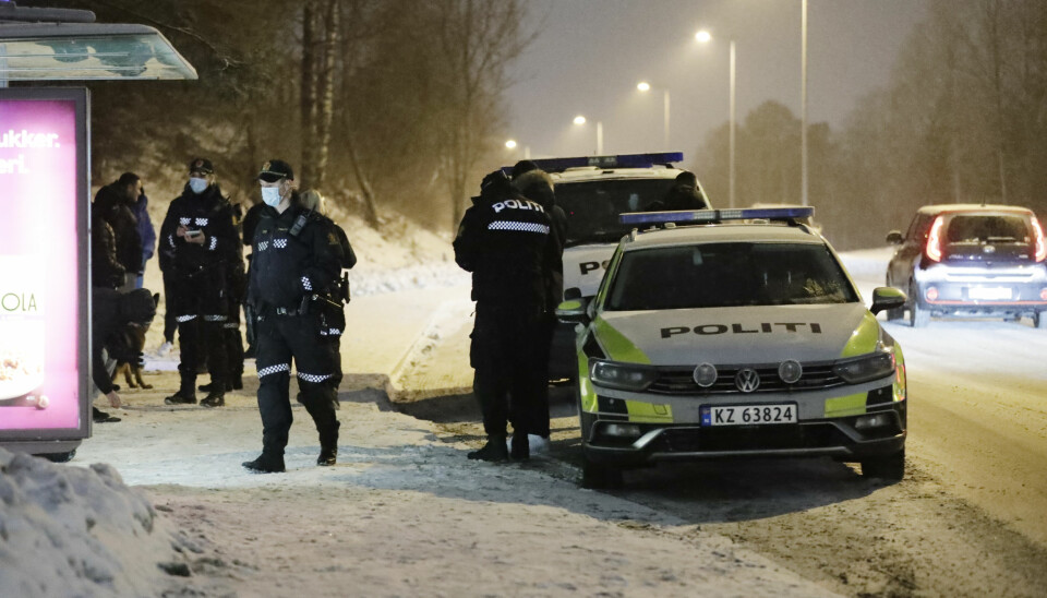 Politiet søker etter gjerningspersoner etter at en gutt på 13 år ble knivstukket ved Haugerudsenteret i Alna bydel i Oslo. Skadeomfanget er ukjent.
