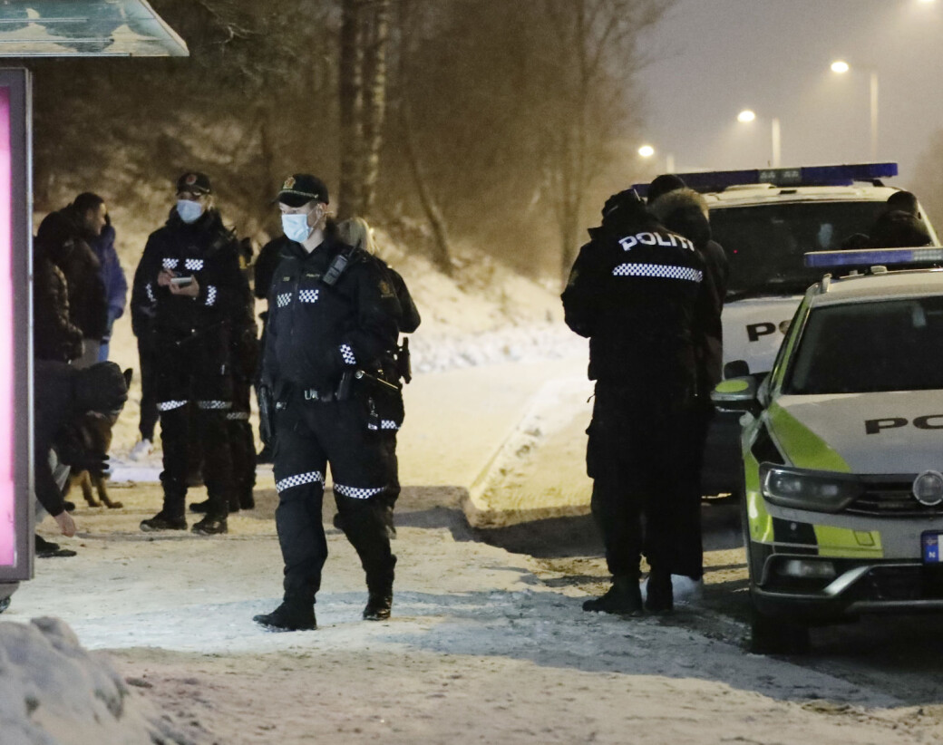 Politiet søker ved busskur i Tvetenveien på nedsiden av Haugerudsenteret etter at en person er knivstukket søndag kveld. Politiet søker ved busskur i Tvetenveien på nedsiden av Haugerudsenteret etter at en person er knivstukket søndag kveld.