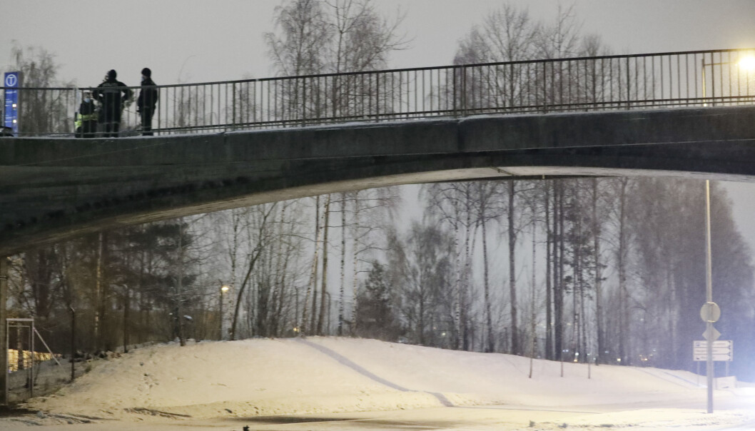Politifolk søker på gangbrua over Tvetenveien. Brua går fra senteret og til Haugerud T-bansetsasjon. Politifolk søker på gangbrua over Tvetenveien. Brua går fra senteret og til Haugerud T-bansetsasjon.