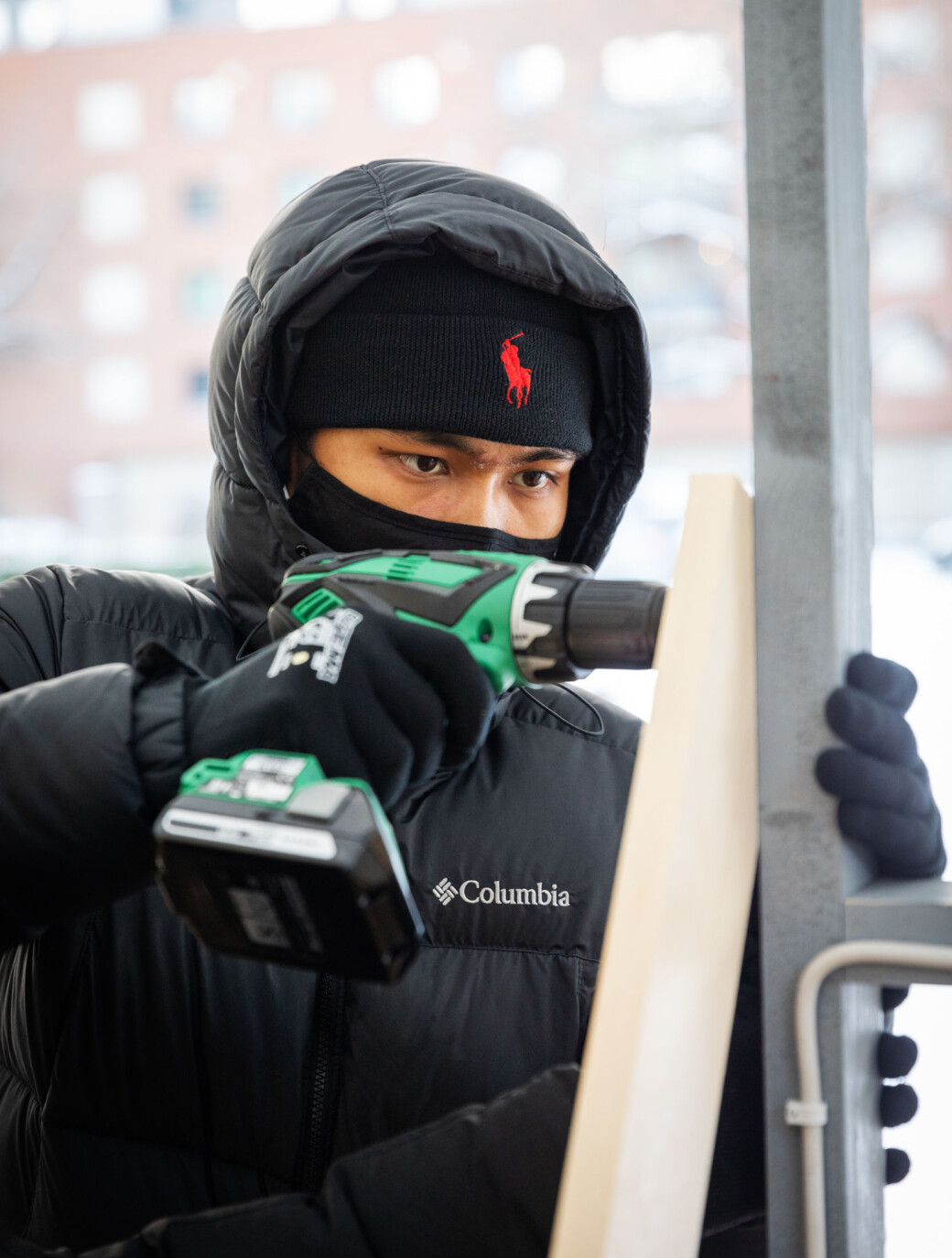 Det kreves stø hånd for å sette sammen den store lysinstallasjonen i skolegården ved H20. Det kreves stø hånd for å sette sammen den store lysinstallasjonen i skolegården ved H20.