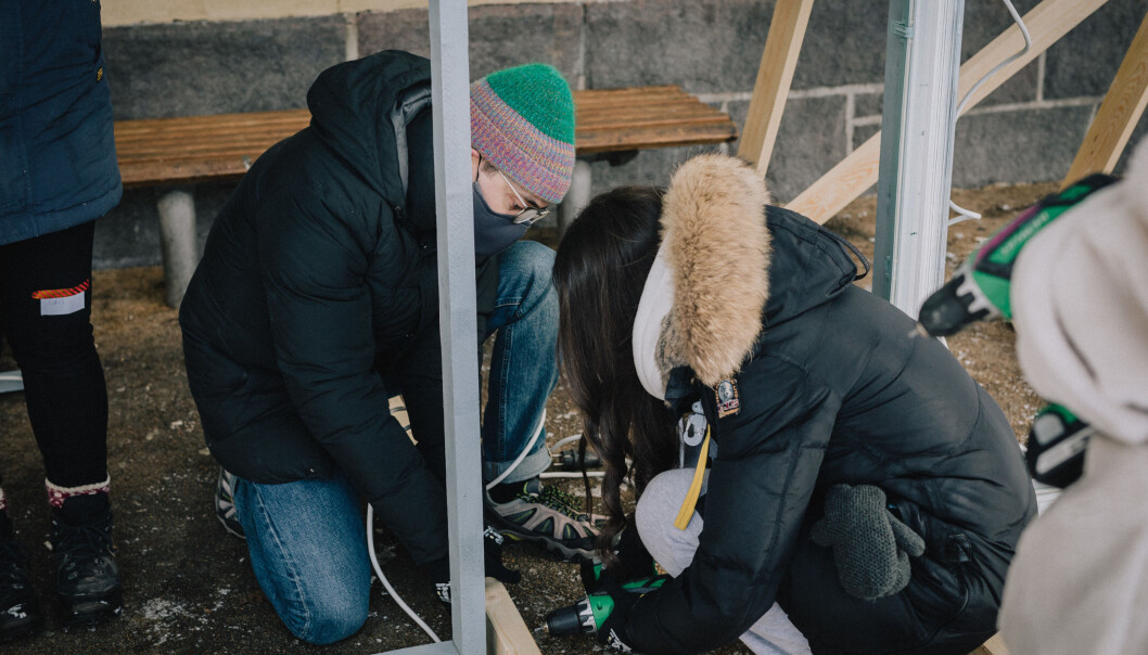 Elevene ved den videregående skolen i Oslo indre øst la Teams og tavleundervisning til side, og har vært ute i skolegården. Elevene ved den videregående skolen i Oslo indre øst la Teams og tavleundervisning til side, og har vært ute i skolegården.
