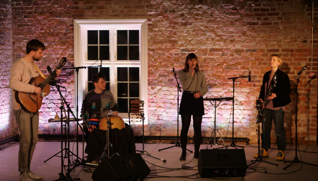 Ohnesorg er klar med sitt andre langalbum. Fra venstre: Rudolf Terland Bjørnerem på gitar, Martin Svendsen Ulvin på trommer, Elida Høeg som vokalist og Jenny Berger Myhre på saksofon. Ohnesorg er klar med sitt andre langalbum. Fra venstre: Rudolf Terland Bjørnerem på gitar, Martin Svendsen Ulvin på trommer, Elida Høeg som vokalist og Jenny Berger Myhre på saksofon.