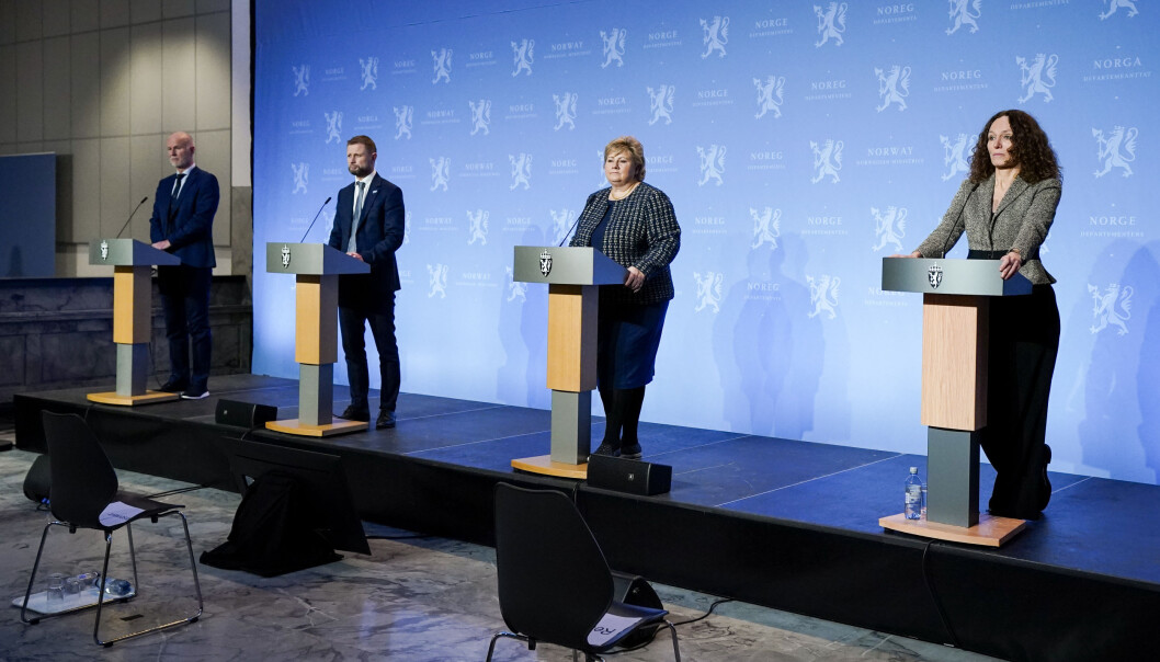 Helsedirektør Bjørn Guldvog, helse- og omsorgsminister Bent Høie (H), statsminister Erna Solberg (H), og direktør ved Folkehelseinstituttet, Camilla Stoltenberg la frem noen lettelser for barn og unge på pressekonferanse i dag. Helsedirektør Bjørn Guldvog, helse- og omsorgsminister Bent Høie (H), statsminister Erna Solberg (H), og direktør ved Folkehelseinstituttet, Camilla Stoltenberg la frem noen lettelser for barn og unge på pressekonferanse i dag.
