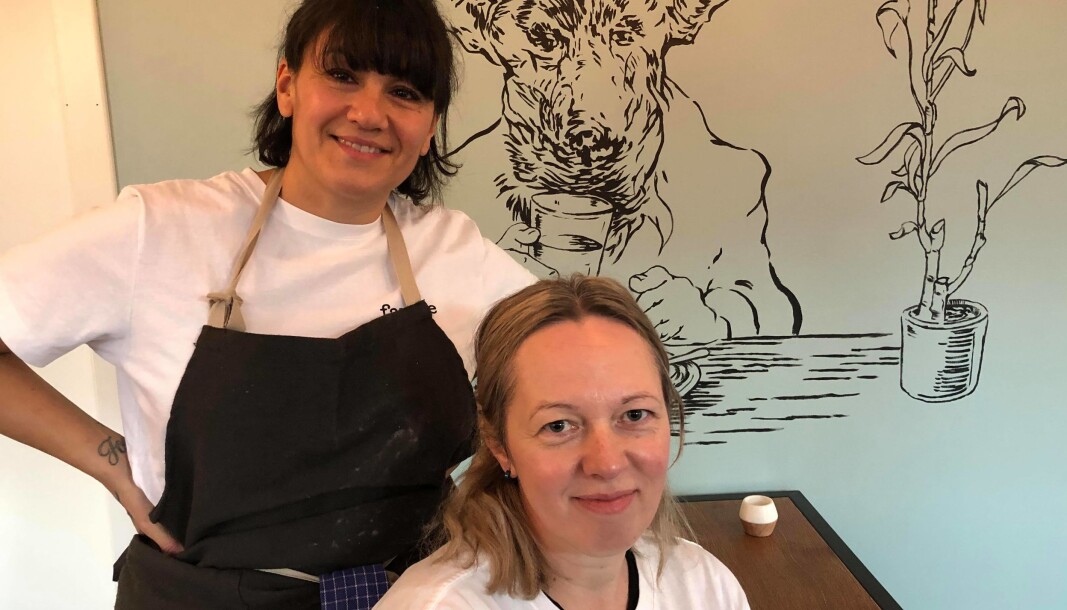 Andrea Marambio (t.v) og Laura Raubaite driver det nye bakeriet Farine, på Kampen. Kunstner Joachim Cossais har malt veggmaleriene av schæferen som spiser. Andrea Marambio (t.v) og Laura Raubaite driver det nye bakeriet Farine, på Kampen. Kunstner Joachim Cossais har malt veggmaleriene av schæferen som spiser.