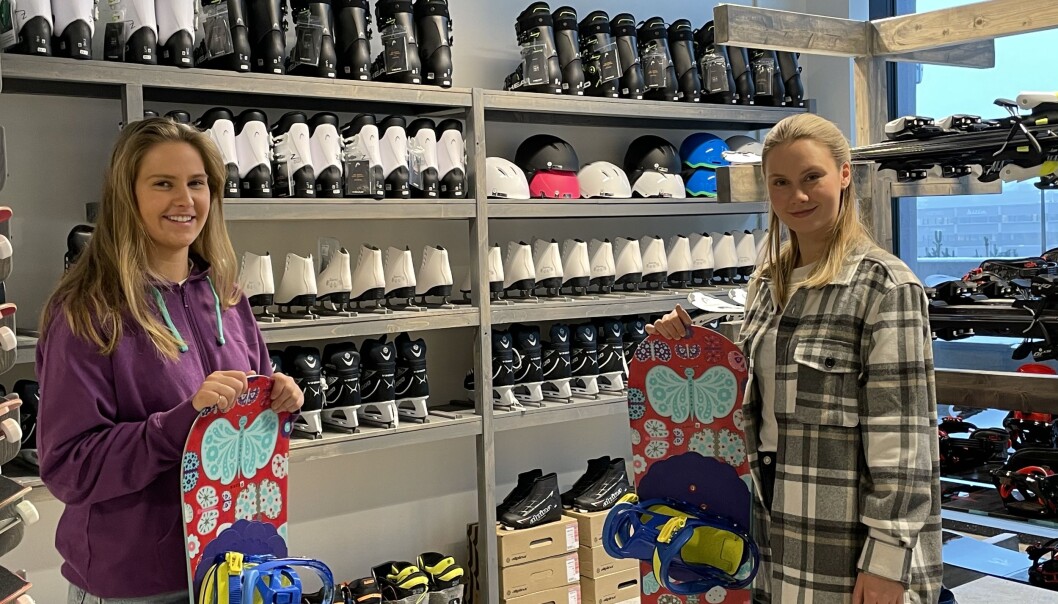 Fargerike brett og kule slalåmski er blant de tingene du kan låne gratis i Bua på kjøpesenteret Vinslottet. Butikkmedarbeider Selma Gulbrandsen (t.v) og daglig leder Kristine Opheim (t.h). Fargerike brett og kule slalåmski er blant de tingene du kan låne gratis i Bua på kjøpesenteret Vinslottet. Butikkmedarbeider Selma Gulbrandsen (t.v) og daglig leder Kristine Opheim (t.h).