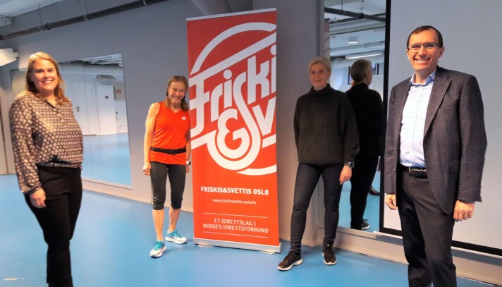 Instruktør Christine Engebretsen (i rødt) og daglig leder i Friskis & Svettis Oslo, Hilde B. Aker flankert av stortingsrepresentantene for Arbeiderpartiet Siri Gåsemyr Staalesen og Espen Barth Eide Instruktør Christine Engebretsen (i rødt) og daglig leder i Friskis & Svettis Oslo, Hilde B. Aker flankert av stortingsrepresentantene for Arbeiderpartiet Siri Gåsemyr Staalesen og Espen Barth Eide
