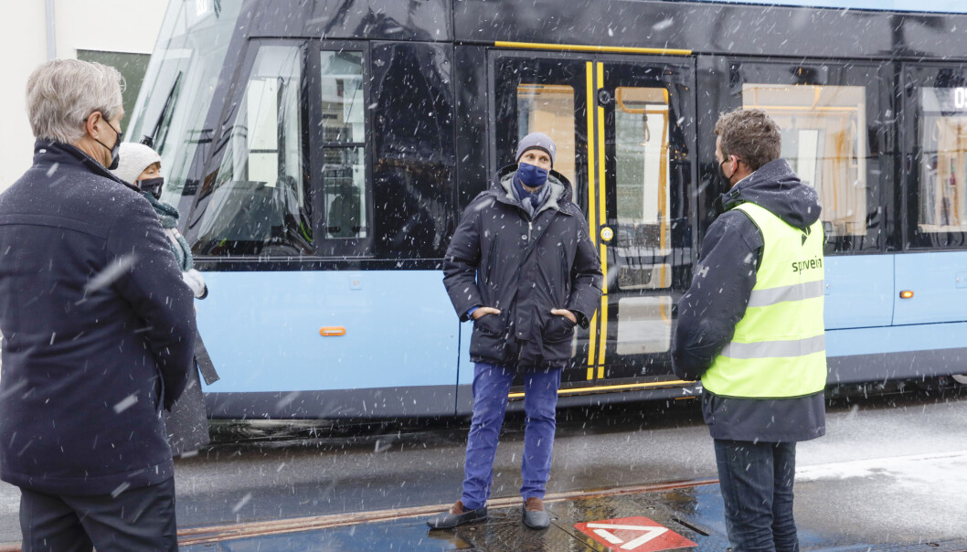 Kronprins Haakon (midten) møtte en trikkefører, en servicemedarbeider, en baneansatt, en bussjåfør og konserntillitsvalgt i Sporveien. Kronprins Haakon (midten) møtte en trikkefører, en servicemedarbeider, en baneansatt, en bussjåfør og konserntillitsvalgt i Sporveien.