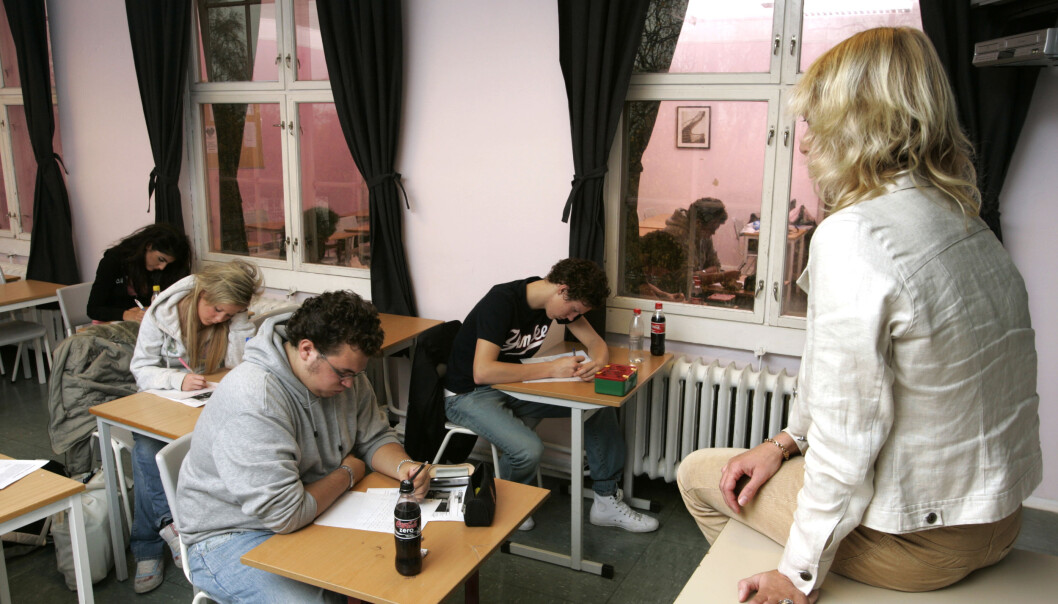 OSLO 20061026
Elever ved videregende skole. Sitter konsentrert i klasserommet under eksamen. Tentamen. Matboks. Brusflaske. Konsentrasjon. Lrer passer p.
Foto: Bjrn Sigurdsn / SCANPIX
NB! Modellklarert OSLO 20061026
Elever ved videregende skole. Sitter konsentrert i klasserommet under eksamen. Tentamen. Matboks. Brusflaske. Konsentrasjon. Lrer passer p.
Foto: Bjrn Sigurdsn / SCANPIX
NB! Modellklarert
