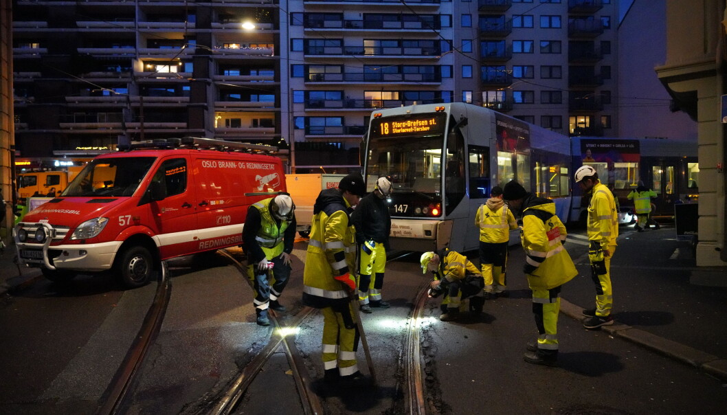 Mannskaper fra Sporveien jobber med å få en avsporet trikk på skinner igjen i krysset Parkveien/Welhavens gate i Oslo. Mannskaper fra Sporveien jobber med å få en avsporet trikk på skinner igjen i krysset Parkveien/Welhavens gate i Oslo.
