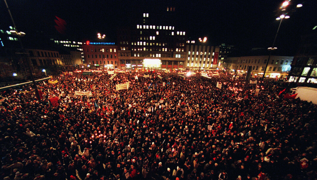 Dette var Youngstorget torsdag 1. februar 2001, bare noen få dager etter det rasistisk motiverte drapet på Benjamin Hermansen. Mer enn 40.000 mennesker deltok i fakkeltoget. Tirsdag markeres det at det er 20 år siden han ble drept, bare 15 år gammel. Dette var Youngstorget torsdag 1. februar 2001, bare noen få dager etter det rasistisk motiverte drapet på Benjamin Hermansen. Mer enn 40.000 mennesker deltok i fakkeltoget. Tirsdag markeres det at det er 20 år siden han ble drept, bare 15 år gammel.