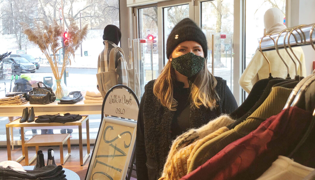 Det har ikke vært vanskelig å selge paljettansiktsmasker i vinter, informerer Synne. Det har ikke vært vanskelig å selge paljettansiktsmasker i vinter, informerer Synne.