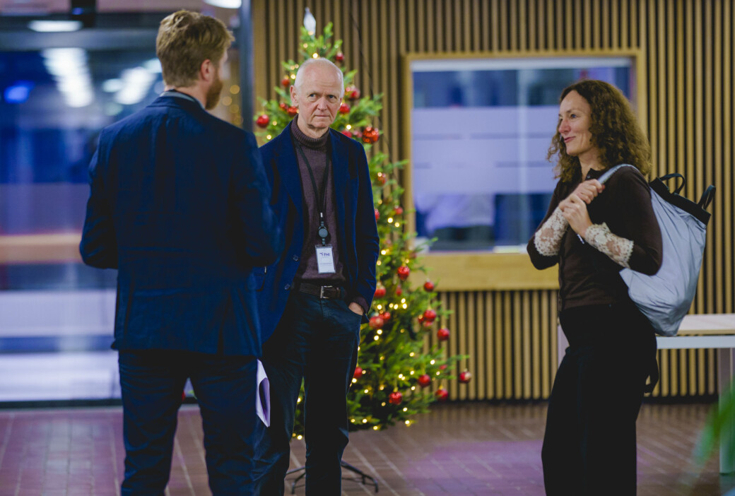 Are Stuwitz Berg (med ryggen mot kamera), Geir Bukholm og direktør Camilla Stoltenberg i Folkehelseinstituttet (FHI) opplyste i helgen at de vil komme med ny vurdering av vaksinestrategi når det foreligger flere svar på muterte prøver. Are Stuwitz Berg (med ryggen mot kamera), Geir Bukholm og direktør Camilla Stoltenberg i Folkehelseinstituttet (FHI) opplyste i helgen at de vil komme med ny vurdering av vaksinestrategi når det foreligger flere svar på muterte prøver.