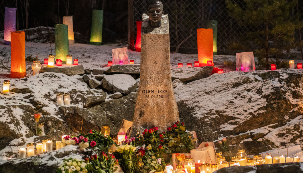 Lys og blomster ved bysten av Benjamin Hermansen på Åsbråten i kveld. Lys og blomster ved bysten av Benjamin Hermansen på Åsbråten i kveld.