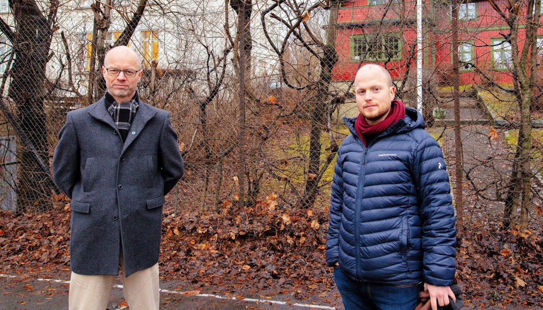 Venstrepolitikerne Tore Wilken Nitter Walaker (t.v) og Håkon Riekeles mener utbyggingsplanene ved Fernanda Nissen videregående på Frogner er alt for omfattende. I bakgrunnen simtes den røde, fredede «Villa Gro-Gro». Venstrepolitikerne Tore Wilken Nitter Walaker (t.v) og Håkon Riekeles mener utbyggingsplanene ved Fernanda Nissen videregående på Frogner er alt for omfattende. I bakgrunnen simtes den røde, fredede «Villa Gro-Gro».