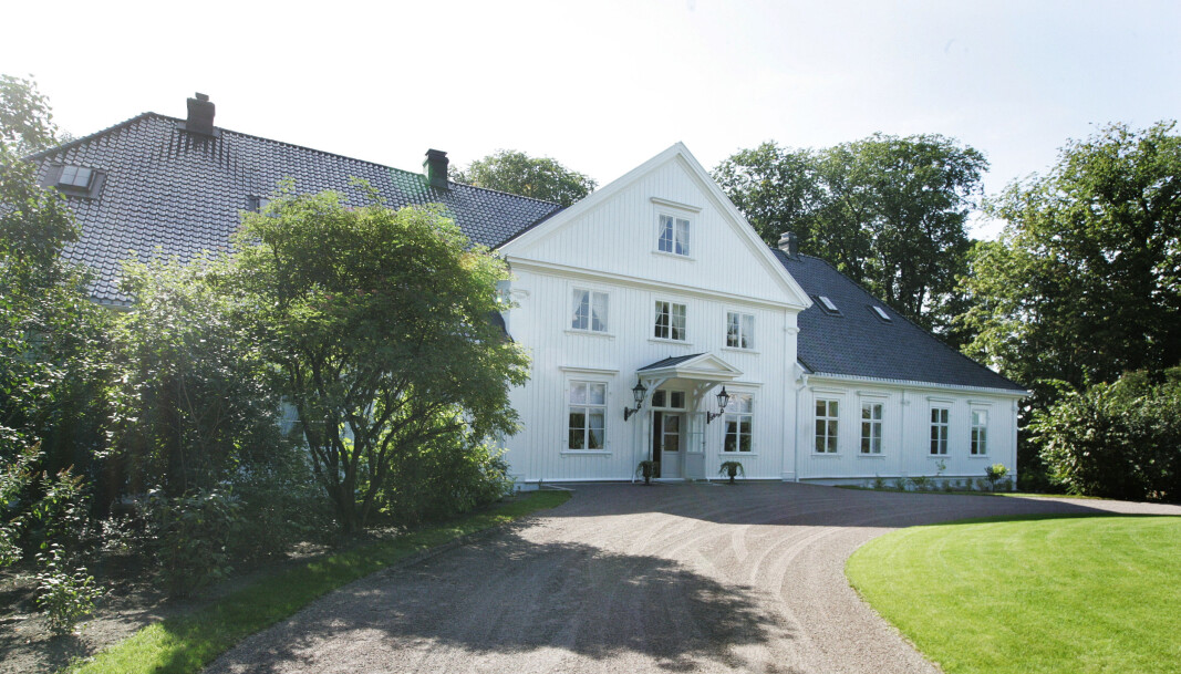 Det staselige trehuset har vært blant kongefamiliens favorittresidenser siden Kong Olav Vs tid. Det staselige trehuset har vært blant kongefamiliens favorittresidenser siden Kong Olav Vs tid.