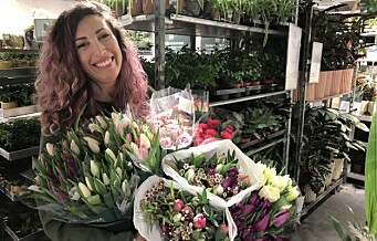 Sarah (36) gir bort blomster til beboere på sykehjemmene i bydel Sagene