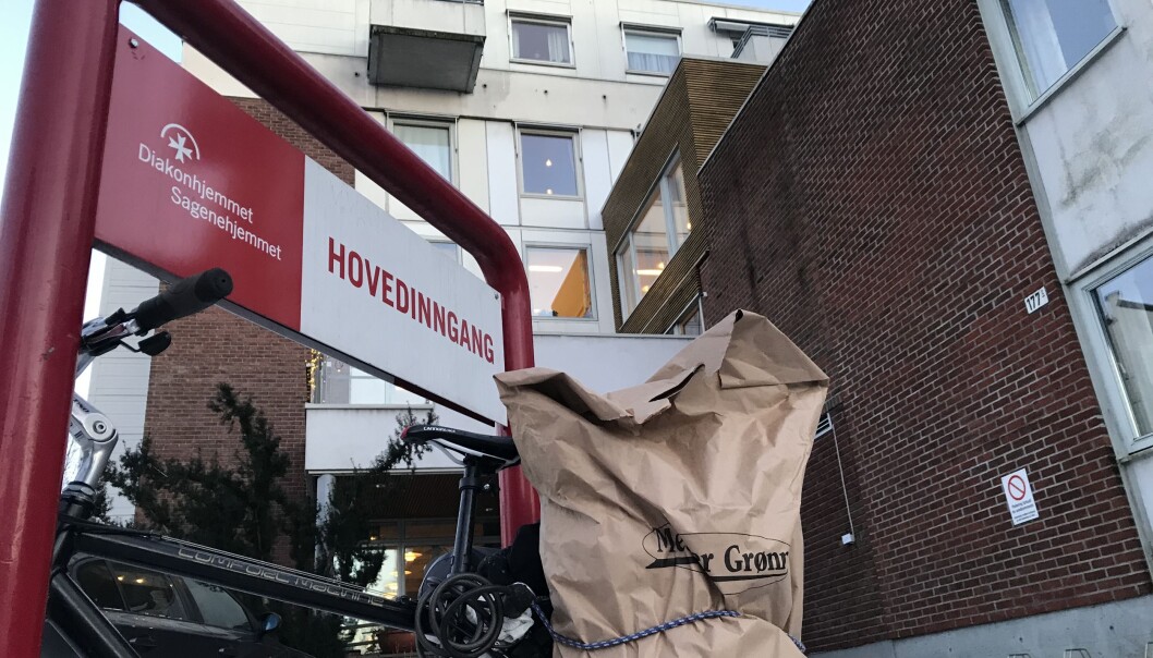 På sykkel til sykehjemmet, et usedvanlig lite stykke journalistisk dugnadsarbeid På sykkel til sykehjemmet, et usedvanlig lite stykke journalistisk dugnadsarbeid