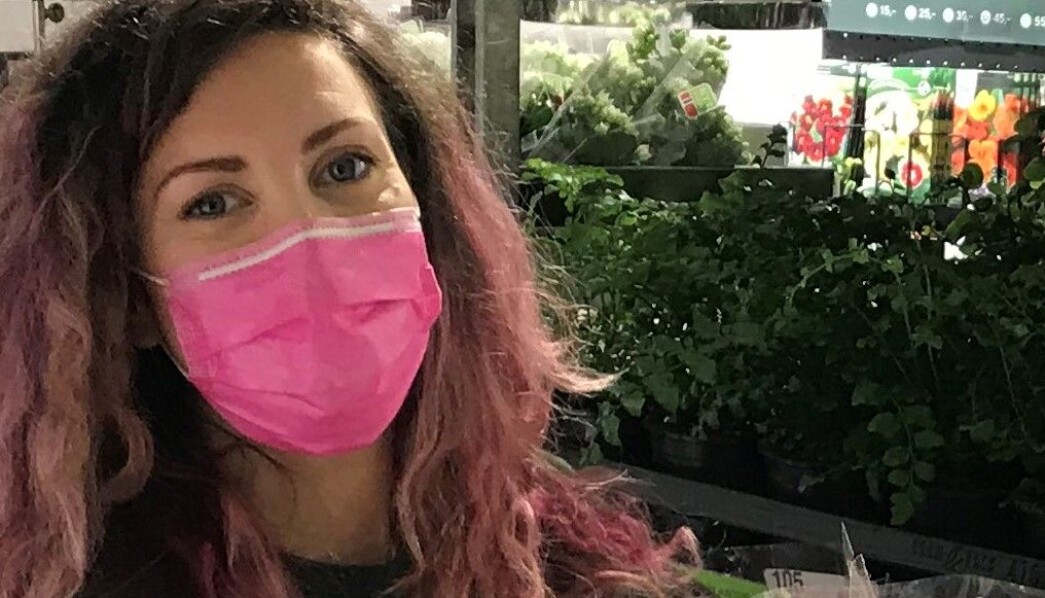 Sarah Stenholm er nødt til å la seg munnbinde i sin omgang med blomster og kunder, men Vårt Oslos fotograf ville se henne smile. Sarah Stenholm er nødt til å la seg munnbinde i sin omgang med blomster og kunder, men Vårt Oslos fotograf ville se henne smile.
