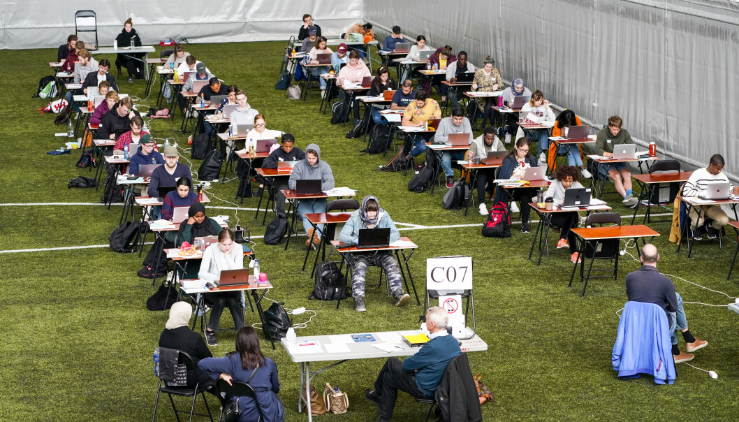 Vallhall Arena ble benyttet som eksamenslokale for mange av de om lag 19000 eksamene våren 2020. Strenge koronaregler medfører nye rutiner. Vallhall Arena ble benyttet som eksamenslokale for mange av de om lag 19000 eksamene våren 2020. Strenge koronaregler medfører nye rutiner.