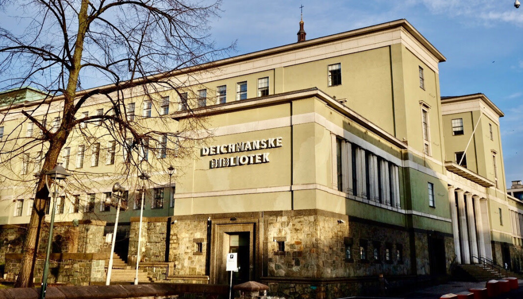 Deichmanske var vinneren av en arkitektkonkurranse i 1921. Eiendommen ble regulert til bibliotek allerede i 1920. Utlånet fra det nye hovedbiblioteket startet først i 1933. Deichmanske var vinneren av en arkitektkonkurranse i 1921. Eiendommen ble regulert til bibliotek allerede i 1920. Utlånet fra det nye hovedbiblioteket startet først i 1933.