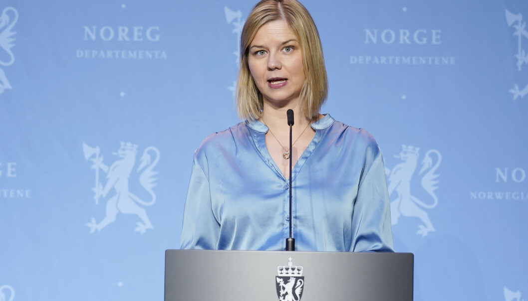 — Det er opp til Oslo å selv vurdere om de nå ønsker at skolene skal gå til gult nivå, sa kunnskapsminister Guri Melby (V) på regjeringens pressekonferanse lørdag formiddag. — Det er opp til Oslo å selv vurdere om de nå ønsker at skolene skal gå til gult nivå, sa kunnskapsminister Guri Melby (V) på regjeringens pressekonferanse lørdag formiddag.
