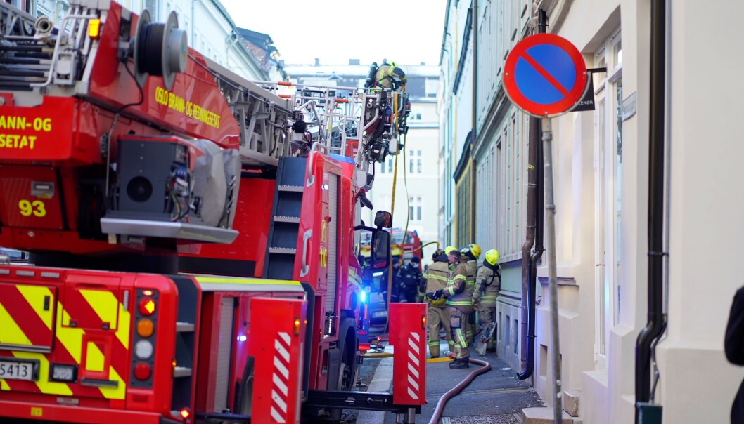 To nærliggende bygårder evakueres etter at det lørdag brøt ut brann i en bygård i Fauchalds gate på Majorstua. Nødetatene jobber på stedet. To nærliggende bygårder evakueres etter at det lørdag brøt ut brann i en bygård i Fauchalds gate på Majorstua. Nødetatene jobber på stedet.