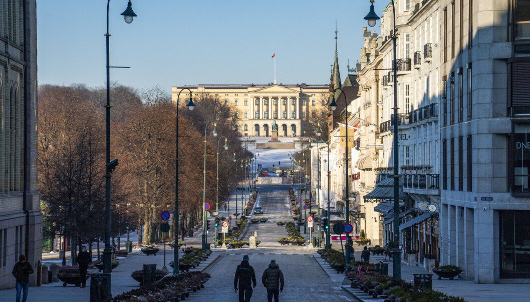 Det var stille i Karl Johans gate lørdag formiddag. Regjeringen åpner for at byrådet kan komme med lettelser fra onsdag. Men kjøpesentre og varehus må fortsatt holde stengt. Det var stille i Karl Johans gate lørdag formiddag. Regjeringen åpner for at byrådet kan komme med lettelser fra onsdag. Men kjøpesentre og varehus må fortsatt holde stengt.