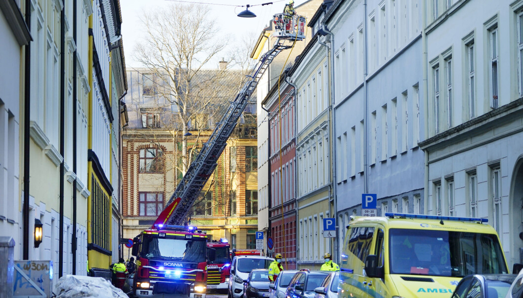 Beboere fra tre bygårder i Fauchalds gate evakuerte seg selv etter brannen som trolig startet på en takterrasse. Beboere fra tre bygårder i Fauchalds gate evakuerte seg selv etter brannen som trolig startet på en takterrasse.