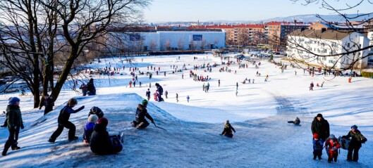 Originalt koronatiltak skaper vinterglede: Folk på Ola Narr koste seg med ski og aking på tilkjørt snø