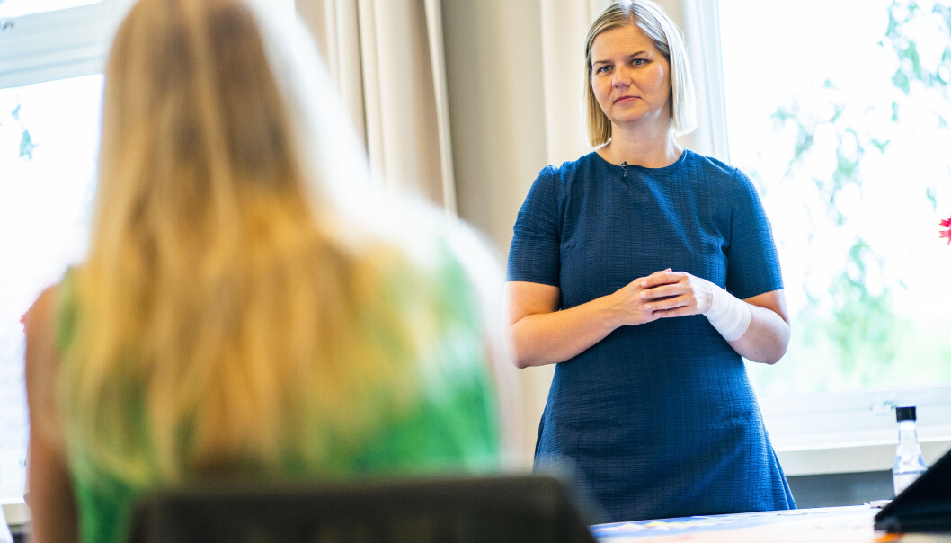 — Nå er vi nødt til å tenke at sånn blir det resten av dette skoleåret. Det er veldig stor fare at disse kommunene hvor man går på gult nå, vil gå tilbake på rødt, sier kunnskapsminister Guri Melby (V). — Nå er vi nødt til å tenke at sånn blir det resten av dette skoleåret. Det er veldig stor fare at disse kommunene hvor man går på gult nå, vil gå tilbake på rødt, sier kunnskapsminister Guri Melby (V).