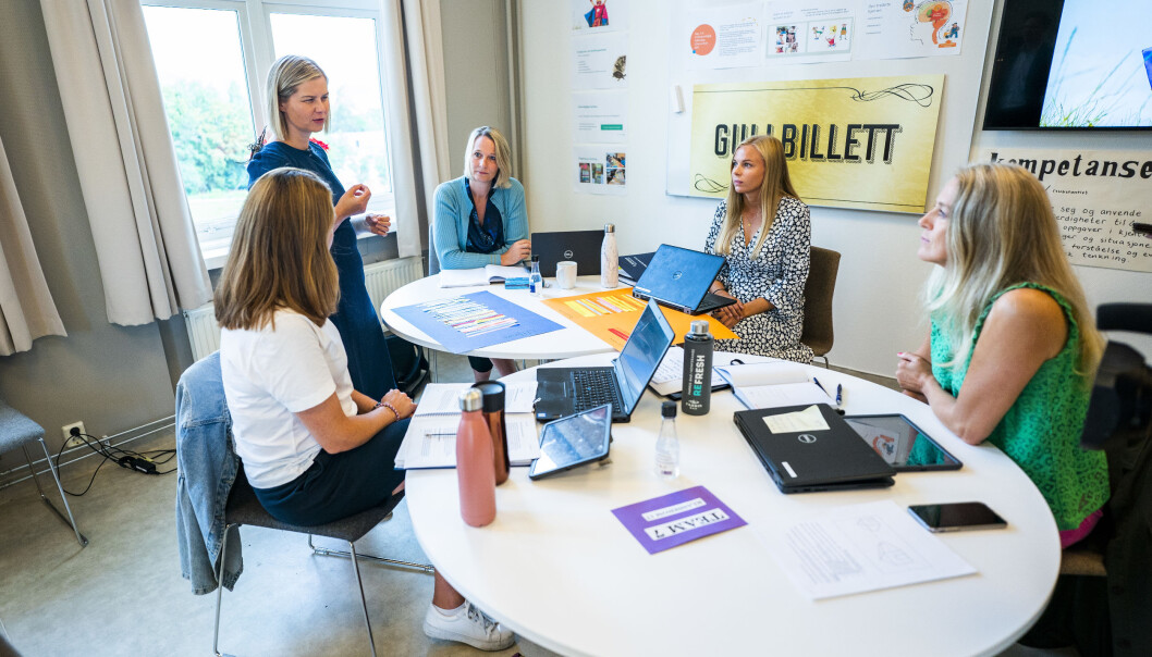Guri Melby (stående) under et skolebesøk i fjor høst. — Jeg mener at flere kommuner har litt å gå på og ikke vært godt nok forberedt på rødt nivå, sier kunnskapsministeren. Guri Melby (stående) under et skolebesøk i fjor høst. — Jeg mener at flere kommuner har litt å gå på og ikke vært godt nok forberedt på rødt nivå, sier kunnskapsministeren.