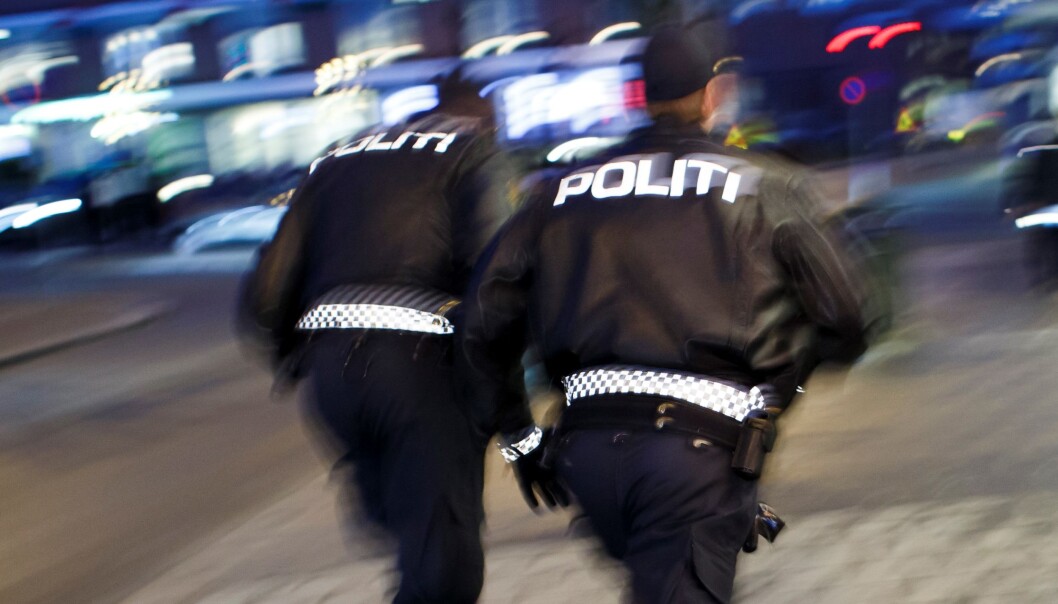 — Det løp fire personer fra stedet uten sko. De ble raskt innhentet og ført tilbake til leiligheten, forteller politiet om den ulovlige festen i Gamlebyen. — Det løp fire personer fra stedet uten sko. De ble raskt innhentet og ført tilbake til leiligheten, forteller politiet om den ulovlige festen i Gamlebyen.