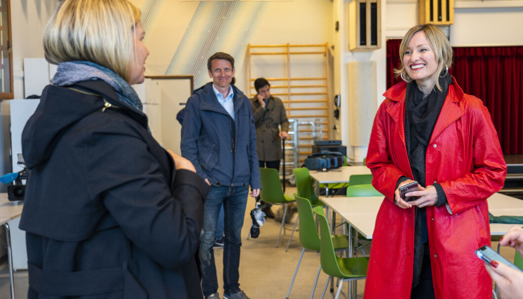 Venstres kunnskapsminister Guri Melby (med ryggen mot kamera) i samtale med skolebyråd Inga Marte Thorkildsen (SV) under et besøk på Ellingsrudåsen skole i april i fjor. Venstres kunnskapsminister Guri Melby (med ryggen mot kamera) i samtale med skolebyråd Inga Marte Thorkildsen (SV) under et besøk på Ellingsrudåsen skole i april i fjor.