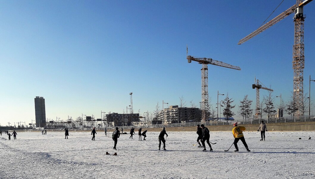 Lørdag morgen og - 14 grader er ingen hindring for oslofolk å knyte på seg skøytene Lørdag morgen og - 14 grader er ingen hindring for oslofolk å knyte på seg skøytene