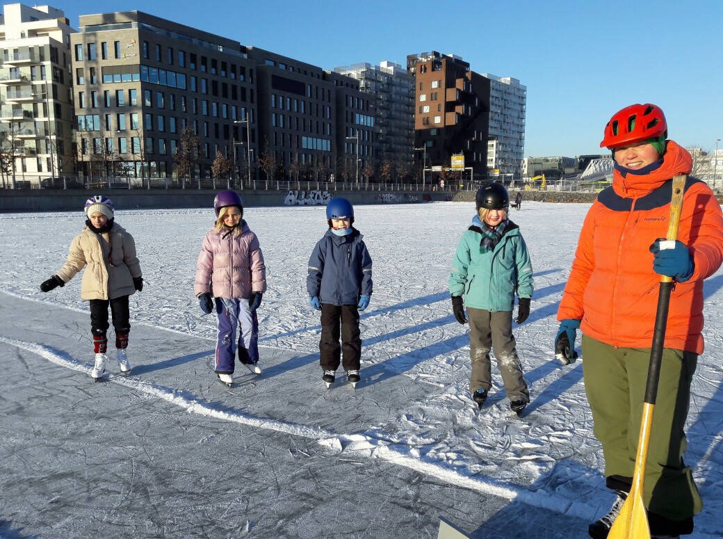 AKS-leder ved Gamlebyen skole Åshild Vaaler tar gjerne med barna for å gå på skøyter på Vannspeilet. Fra venstre, Lovi Cohlm, Sunniva Bakke Stemland, Mats Enge Strand, Liam James Langland Stewart og Åshild Vaaler AKS-leder ved Gamlebyen skole Åshild Vaaler tar gjerne med barna for å gå på skøyter på Vannspeilet. Fra venstre, Lovi Cohlm, Sunniva Bakke Stemland, Mats Enge Strand, Liam James Langland Stewart og Åshild Vaaler