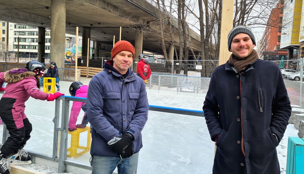 Bymiljøetatens Jens Jensen og leder av bydelsutvalget i Gamle Oslo, Teodor Bruu (MDG), er glade for å kunne åpne den nye isbanen i Olafiagangen. Bymiljøetatens Jens Jensen og leder av bydelsutvalget i Gamle Oslo, Teodor Bruu (MDG), er glade for å kunne åpne den nye isbanen i Olafiagangen.