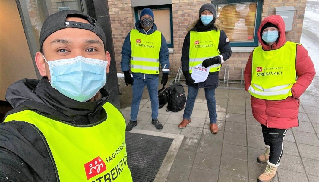 Streikene helsearbeidere fra Fagforbundet informerer om streik utenfor Kantarellen bo- og rehabiliteringssenter. Streikene helsearbeidere fra Fagforbundet informerer om streik utenfor Kantarellen bo- og rehabiliteringssenter.