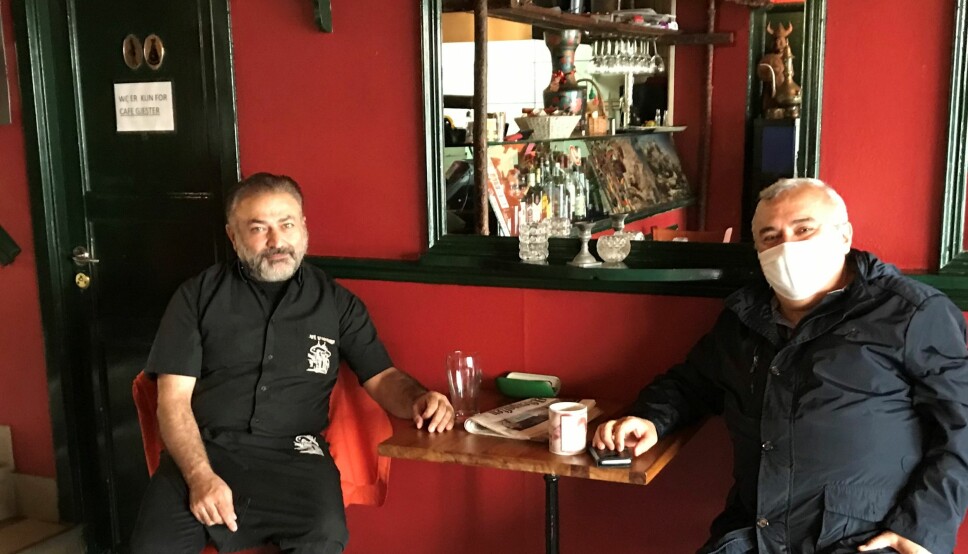 Eyüp (t.v.) og Etem Secici ved Café Stamboul i Vogts gate fortviler over konsekvensene av koronastengte Oslo.